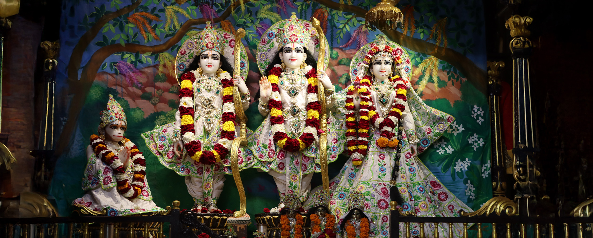 A beautiful sculpture of Prabhu Shree Ram with Mata Sita and Prabhu Shree Lakshman, symbolizing divine grace and devotion. A beautiful sculpture of Prabhu Shree Ram with Mata Sita and Prabhu Shree Lakshman, symbolizing divine grace and devotion.