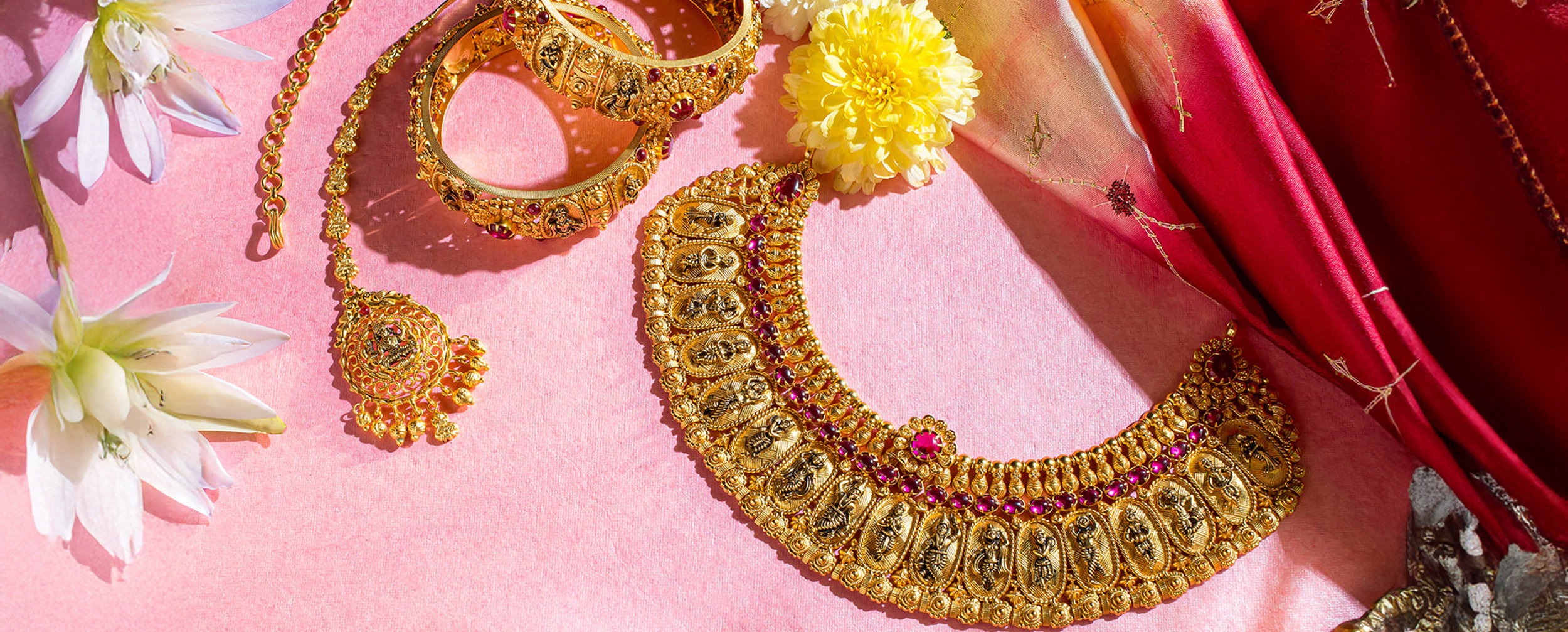 Gold jwellary for women to werar on dussehra rituals.